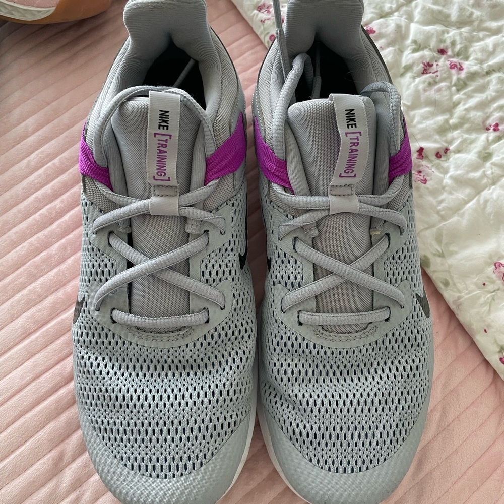 Nike Training Sneakers barely used size 8 1/2